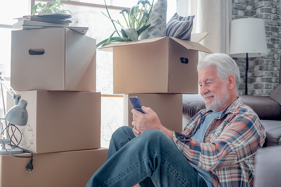 default-mortgages-Senior-Man-downsizing